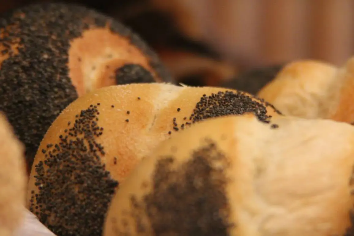 A close up of some bread with poppy seeds