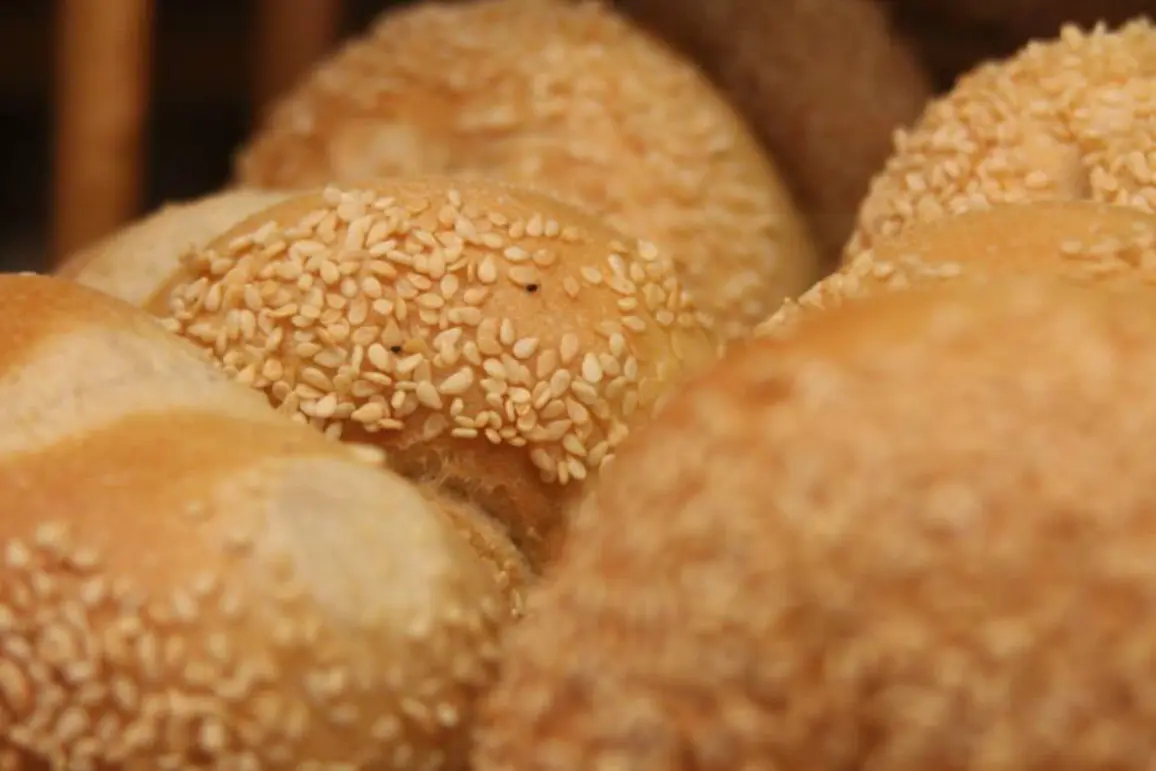 A close up of some bread with sesame seeds